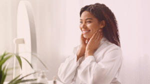 mulher jovem com autoestima alta se olhando no espelho