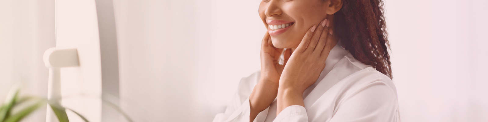 mulher jovem com autoestima alta se olhando no espelho